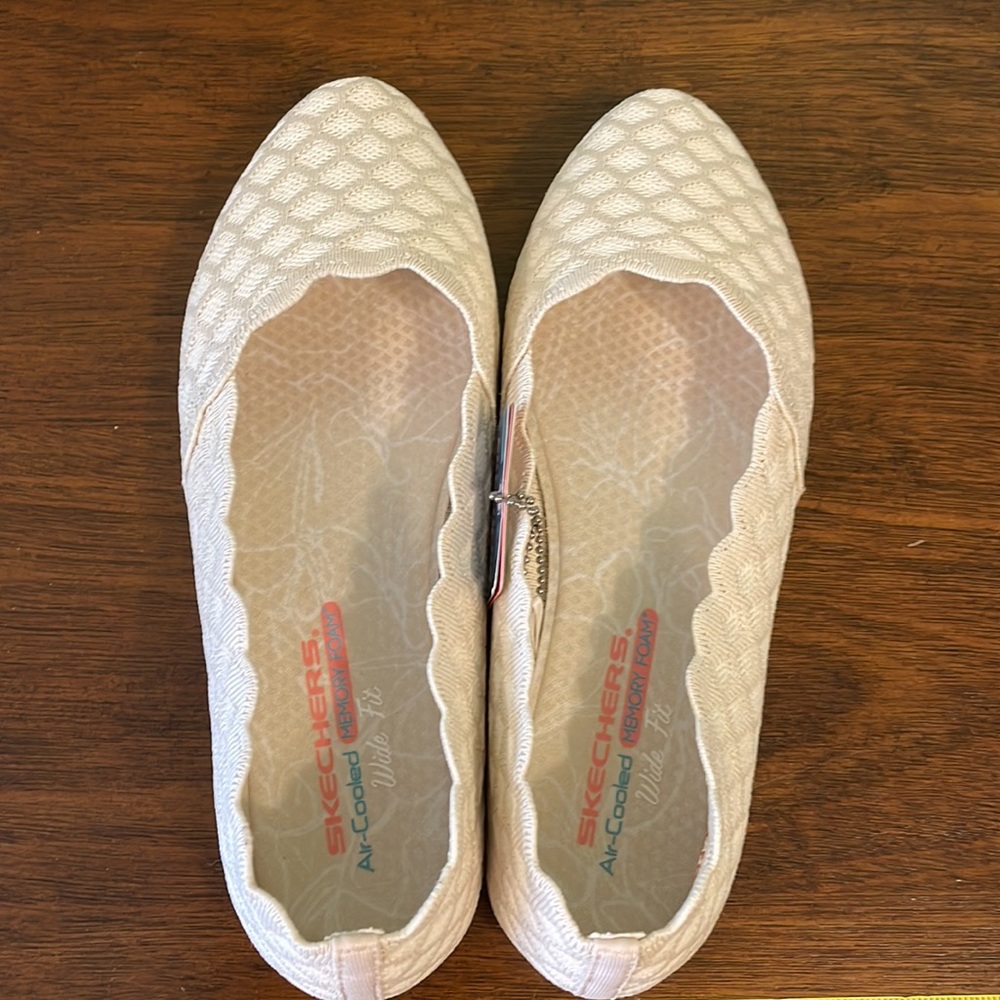 Skechers memory foam Air-cooled  Cloe  honey comb.  Women’s 7 wide. - Picture 6 of 9